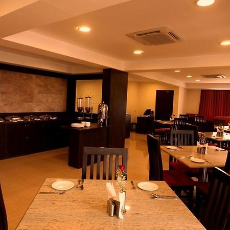 Nagarjuna Suites Bengalúr Restaurace fotografie