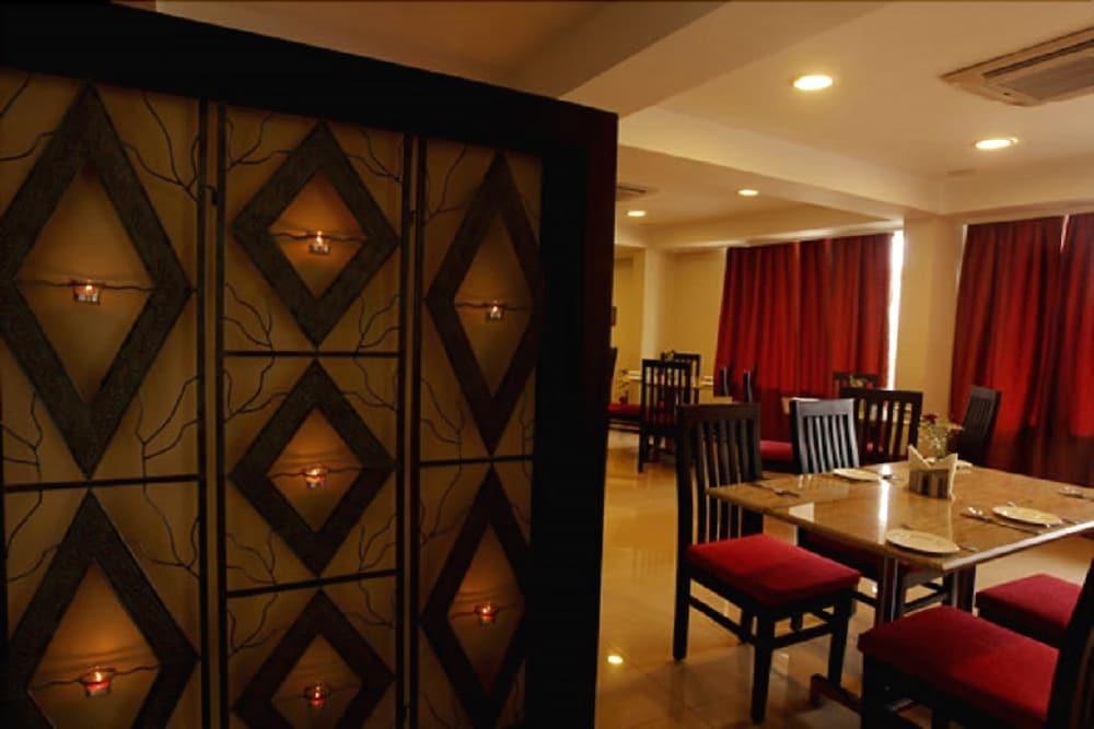 Nagarjuna Suites Bengalúr Restaurace fotografie